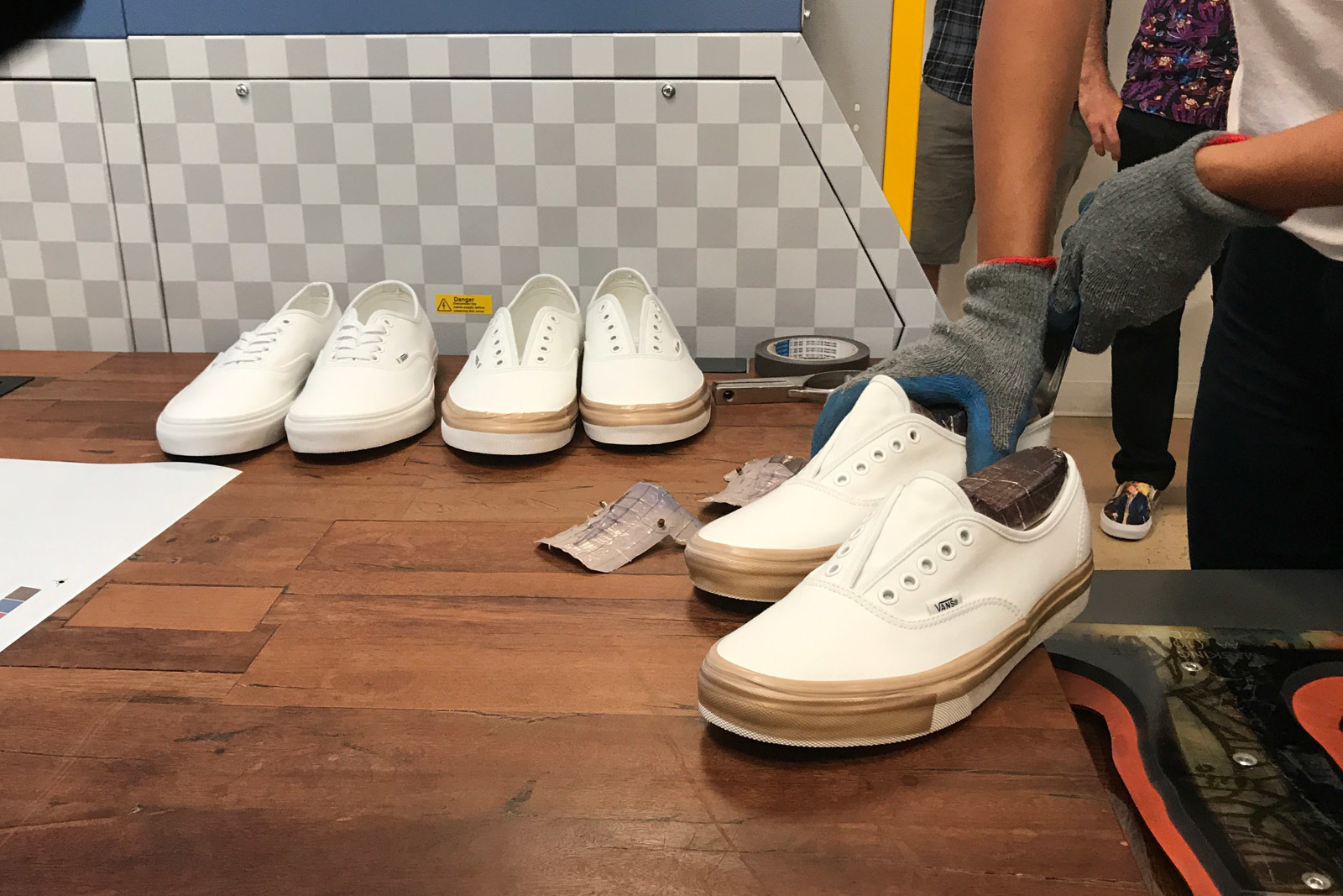 produktion des vans custom schuhs anhand der ios app